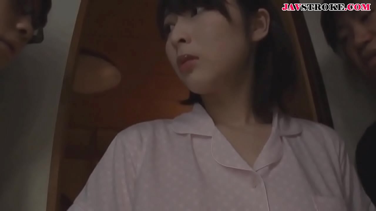 三十路美熟女な継母が義息2人に中出し3Pされるエロ動画