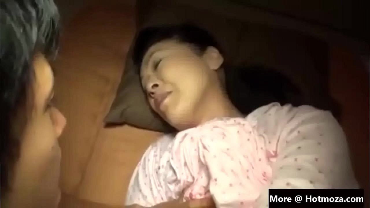 還暦熟女お母さんが息子に夜這いされ絡み合う近親相姦