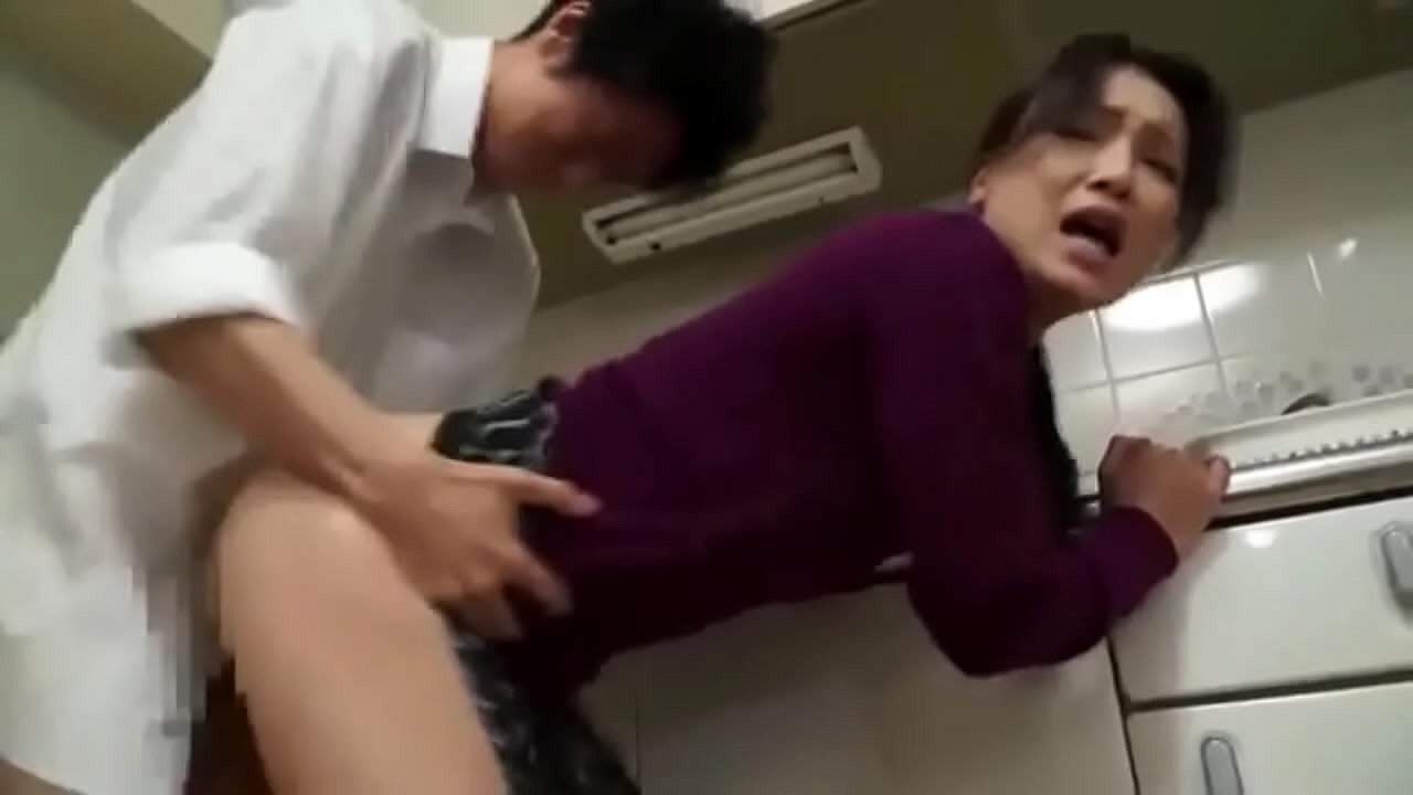 四十路熟女の人妻が娘の彼氏と生ハメ中出し不倫セックスするエロ動画