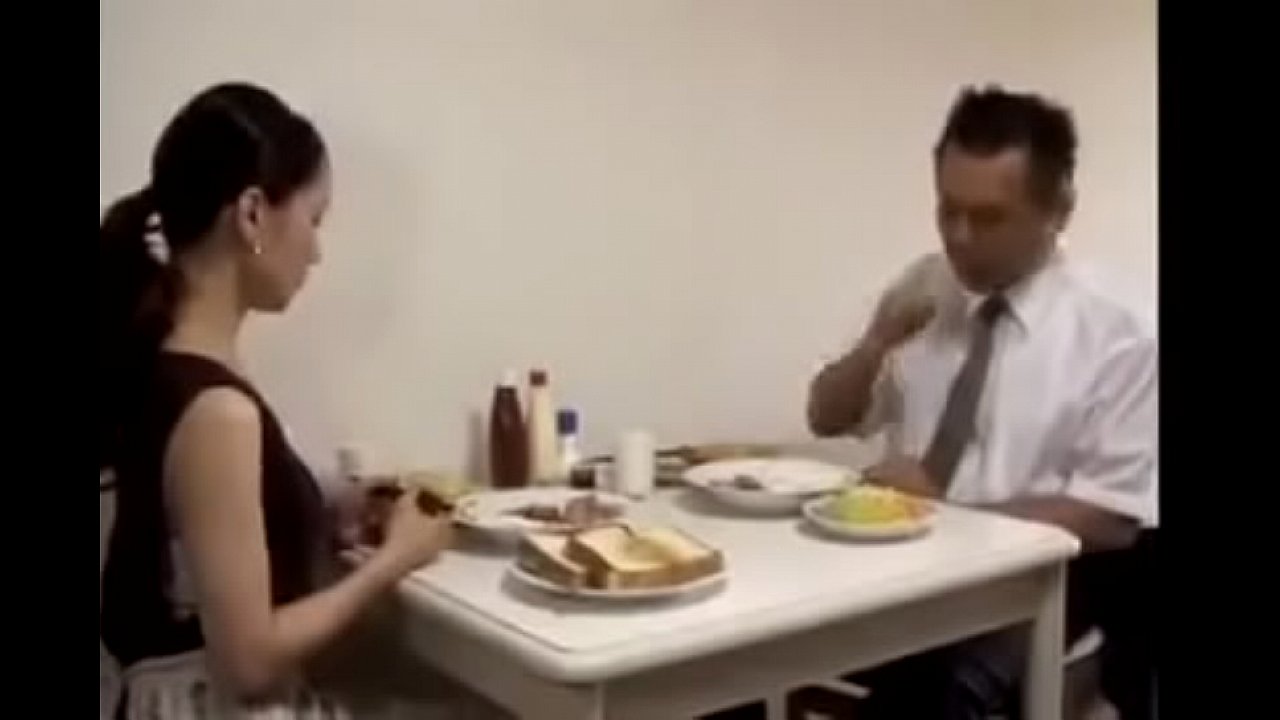 旦那の見ている目の前で中出しされまくる人妻熟女のエロ動画