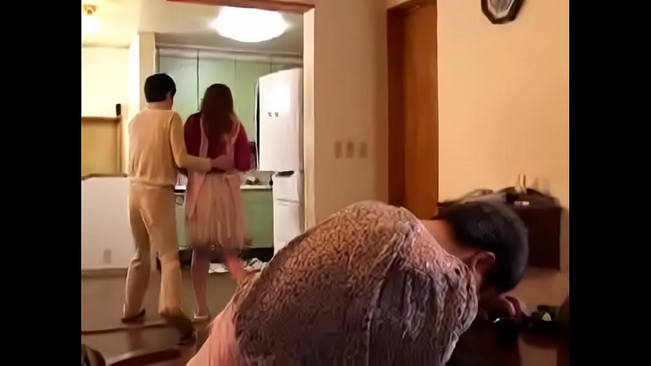 旦那にバレない様に息子と近親相姦する巨乳熟女お母さんの母子エロ動画