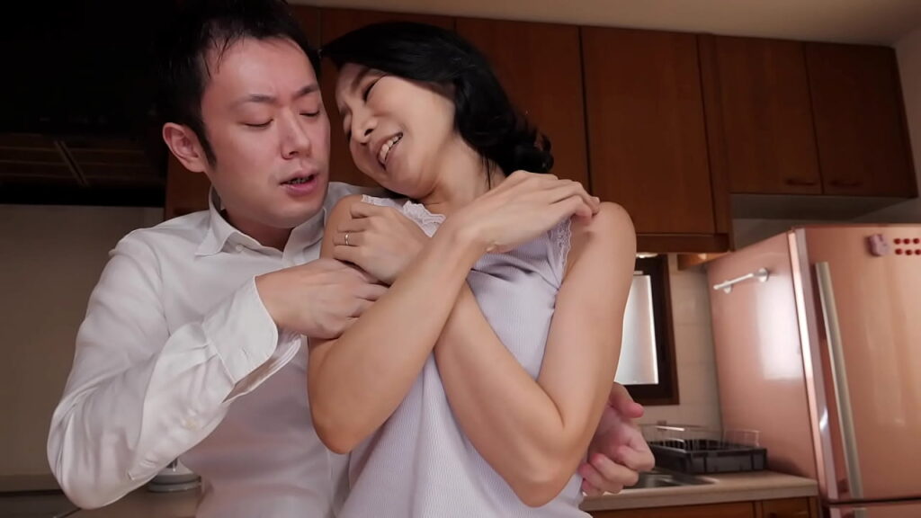 友人の母親の熟した色香に魅了され中出し不倫する若き青年シーン サムネイル