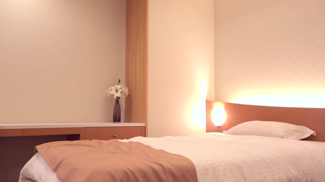 熟女マッサージ師の隠し撮り生ハメ 五十路熟女が欲情して中出し求める | 無料エロ動画